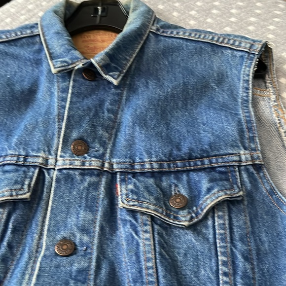 UP CYCLED VINTAGE LEVI’S VEST WITH HARLEY DAVIDSON PATCHES - Picture 8 of 10